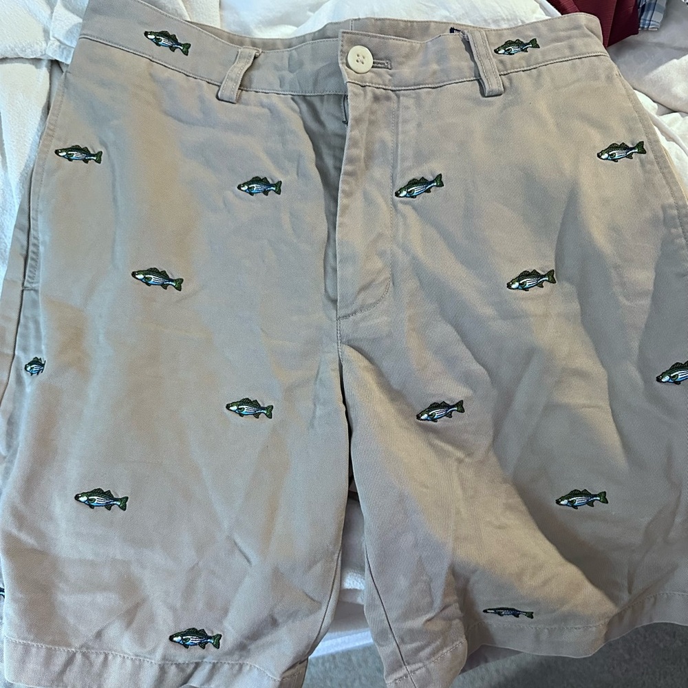 Vineyard vines tan shorts size 30 fish on them